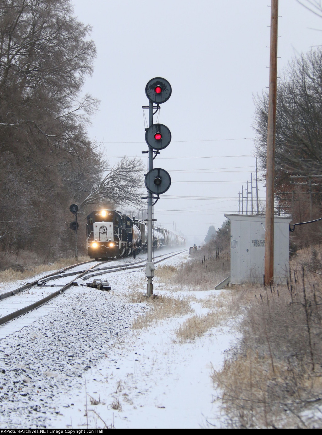 LSRC 6351 brings Z127 south at the south end of Clyde